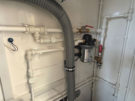 Vacuum toilet med to toiletter