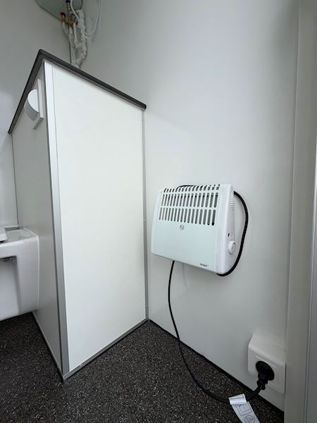 TYPE 320: 4 PERSONERS SPISEVOGN/KONTOR MED TOILET