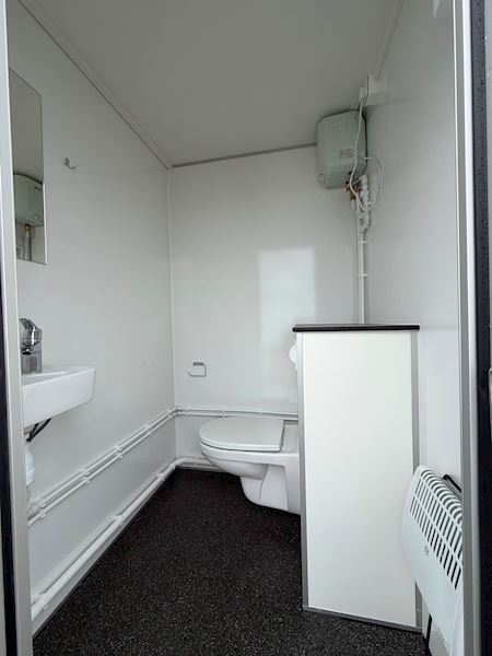 TYPE 320: 4 PERSONERS SPISEVOGN/KONTOR MED TOILET