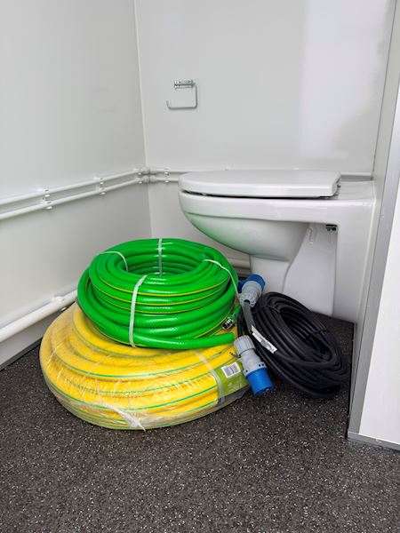 TYPE 320: 4 PERSONERS SPISEVOGN/KONTOR MED TOILET