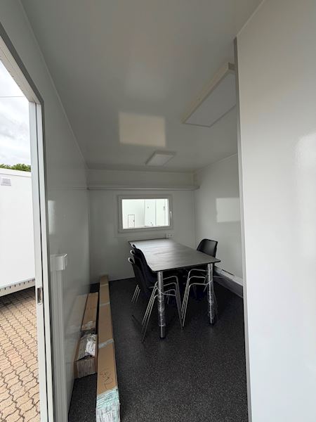 TYPE 450: 6 PERSONES SPISE-/KONTORVOGN MED TOILET