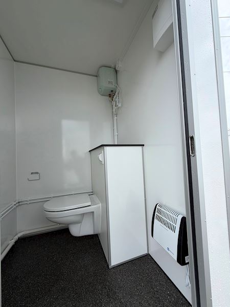 TYPE 450: 6 PERSONES SPISE-/KONTORVOGN MED TOILET