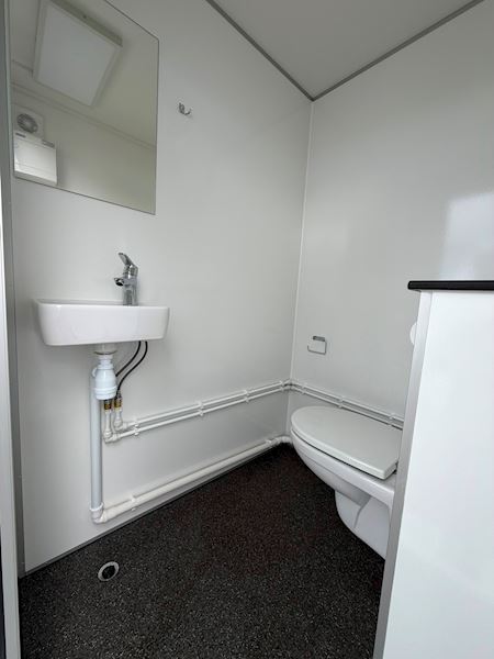 TYPE 450: 6 PERSONES SPISE-/KONTORVOGN MED TOILET