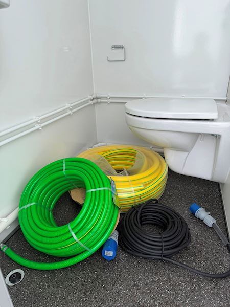 TYPE 450: 6 PERSONES SPISE-/KONTORVOGN MED TOILET