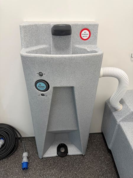 TYPE 240: MOBIL TOILETVOGNE MED 2 TOILETTER