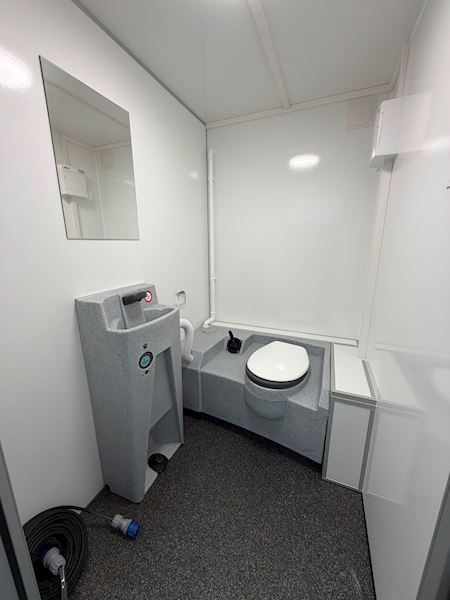 TYPE 240: MOBIL TOILETVOGNE MED 2 TOILETTER